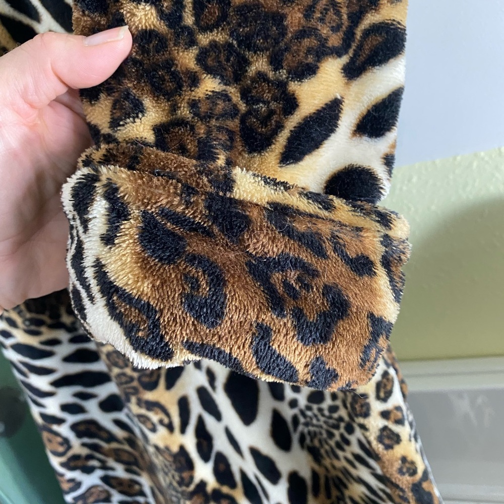 Natori Leopard Print Robe - Picture 4 of 6